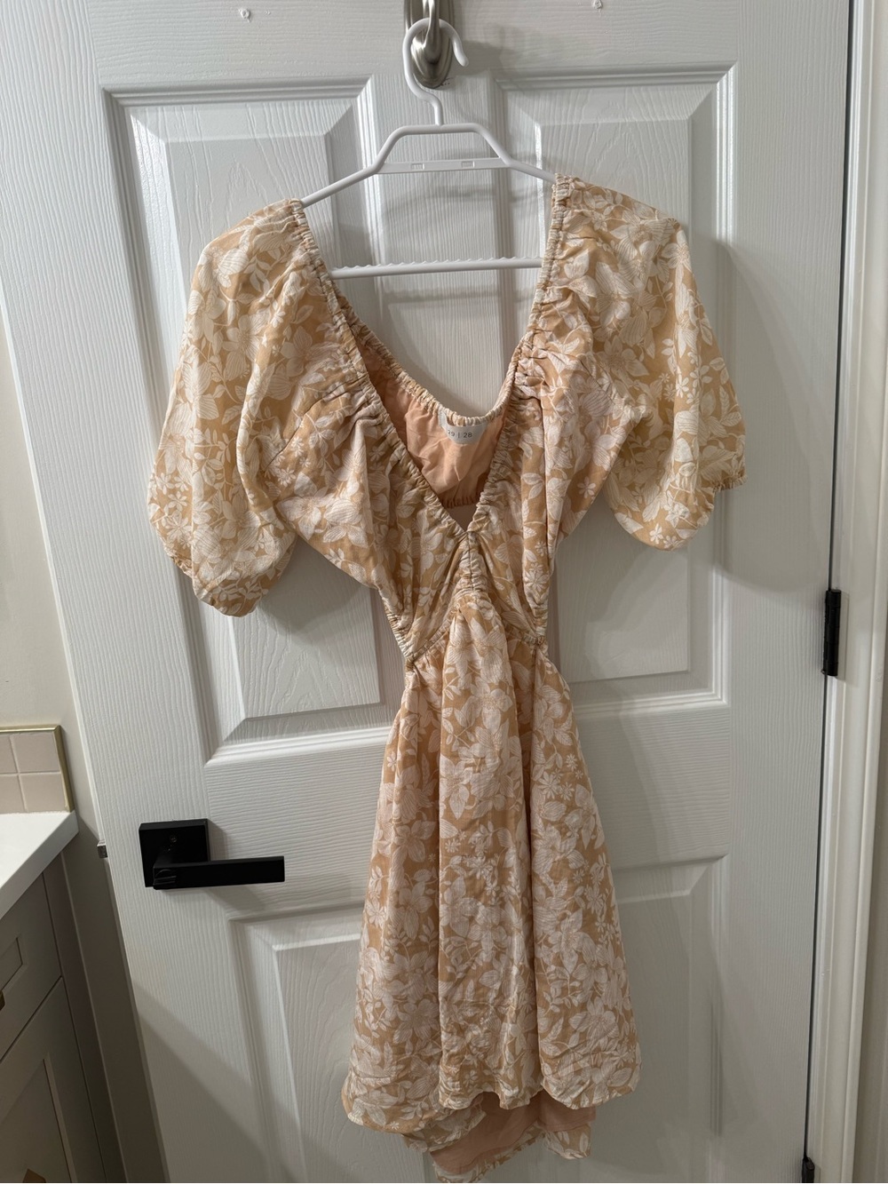 Boutique Floral Puff-Sleeve V-Neck Dress in Cream and Tan